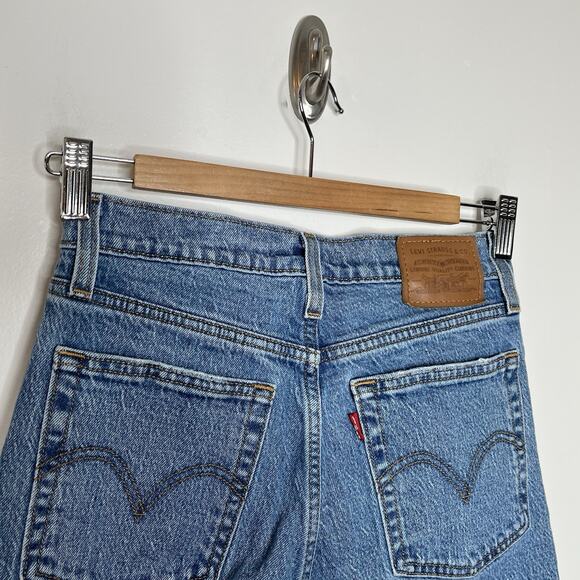 Levis Wedgie Straight Jeans Womens Size 25 Button Fly Light Wash Blue Distressed - Picture 6 of 9